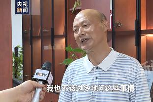 杨鸣解说时展示戒指：刚夺冠就到解说台上了 这事不常见